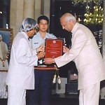 Sir CP, el marido de Shri Mataji, ha sido recibe el premio de las manos del presidente de India